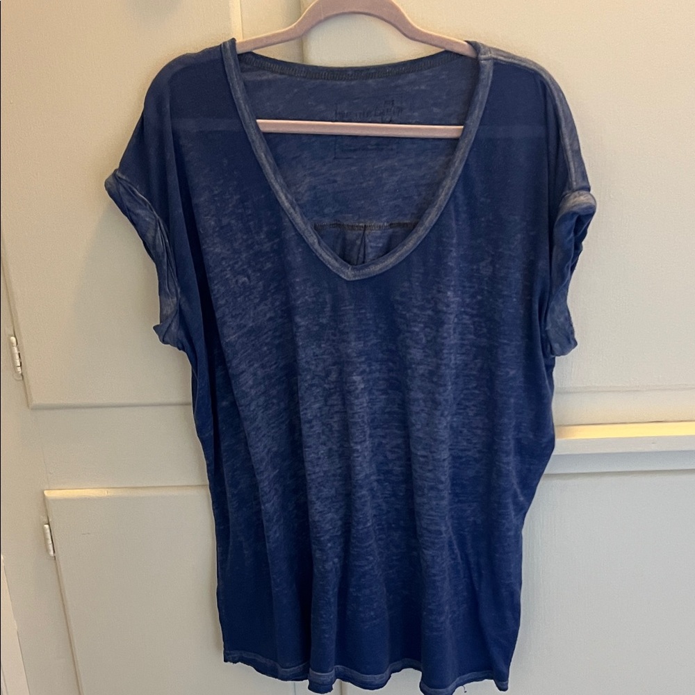 Relaxed V-Neck Short Sleeve Tee in Navy